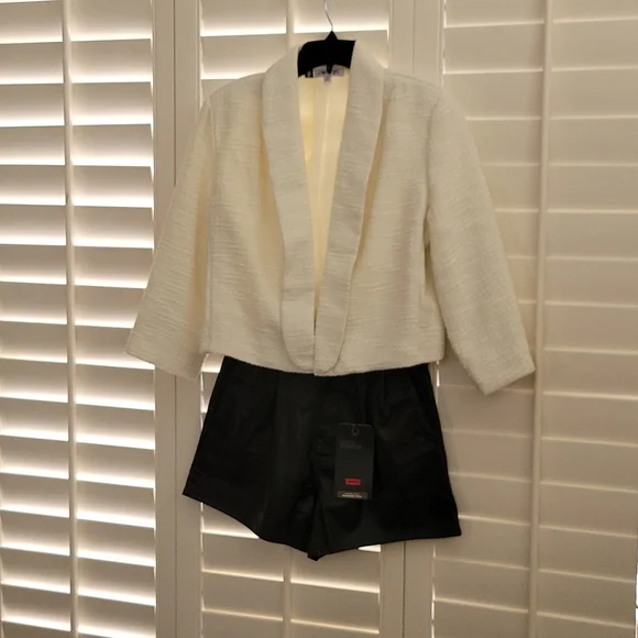 JLO Tweed jacket.  Cream with gold thread. Lapel with 2 hook/eye closure XL - Picture 7 of 7